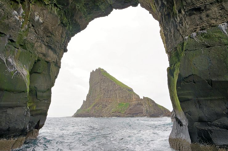 Tindhólmur when passing through the Stóri Drangur arch.