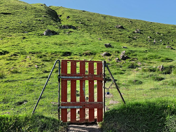 The red gate in Trollanes
