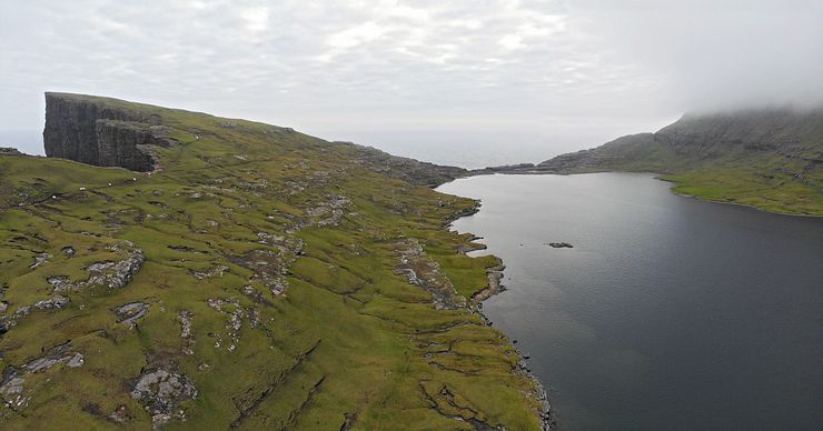 Trælanípa and the southern tip of Sorvagsvatn