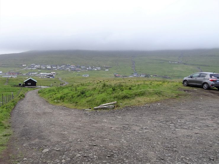 Parking at the Traelanipa hike trailhead
