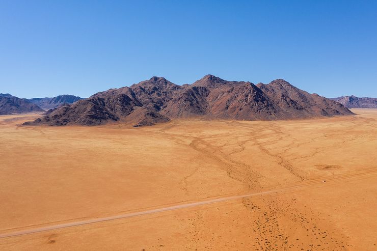 Road D707 passing in front of some mountains.