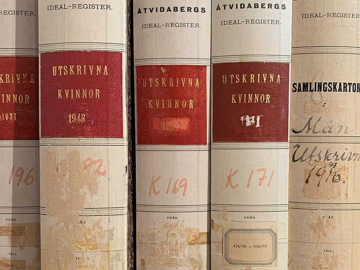 Binders with documents for discharged patients.