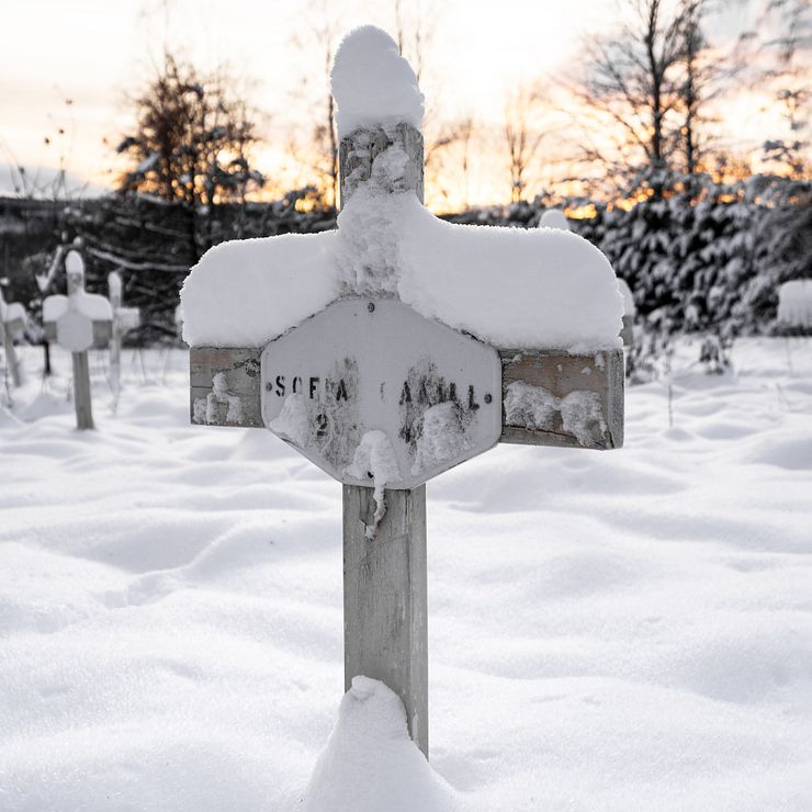 A cross at the cemetery.