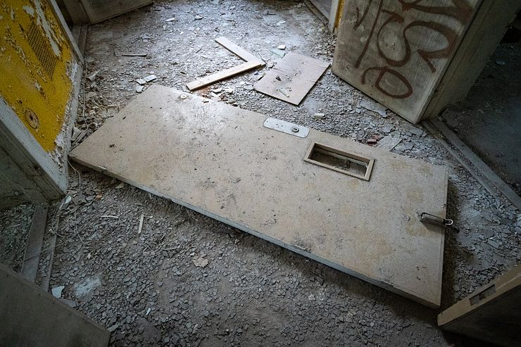 A torn down door in Fasta paviljongen