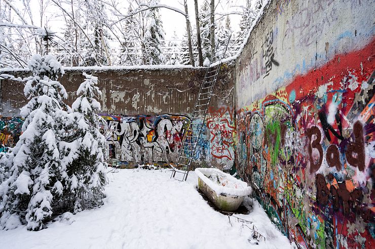 The walled yard at Fasta paviljongen