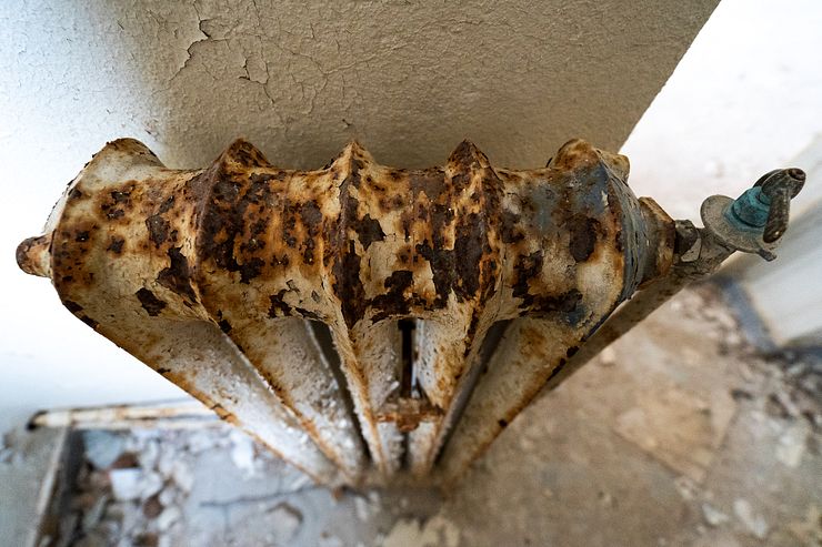A rusty radiator in Fasta paviljongen