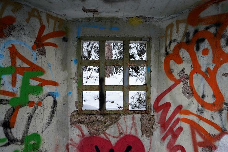 A barred window in the wall at Fasta paviljongen
