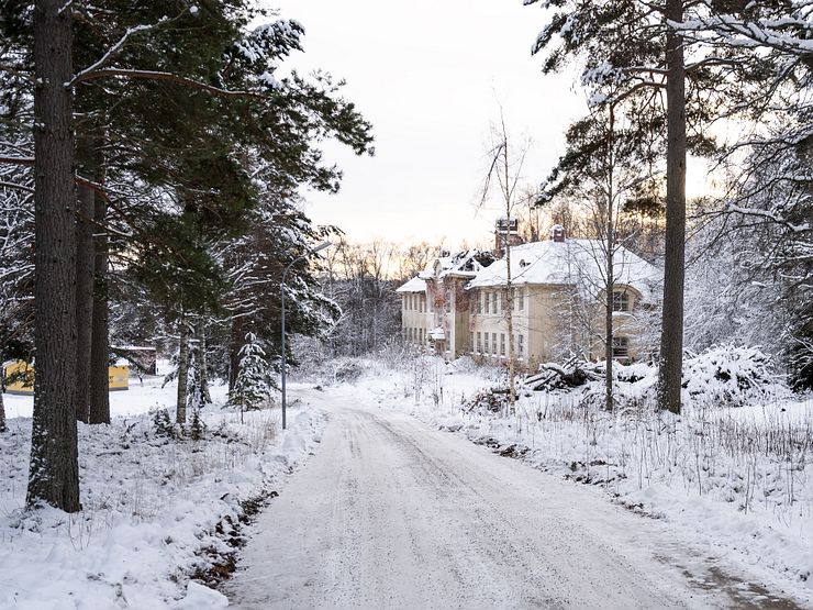 The road from the museum to Fasta paviljongen.