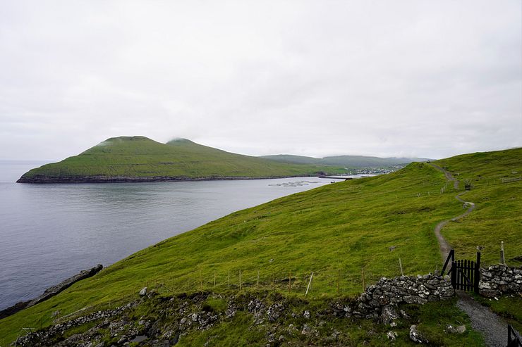 The path from the parking to the Trøllkonufingur viewpoint